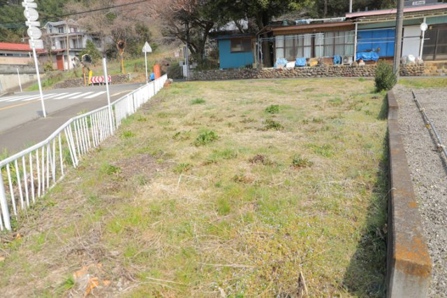 【外観】 | 人が暮らすうえで日光は大切な要素となります。日当たりの良さは譲れないポイントですね。併せて近くに大きな建築物の建築予定がないか、あるいはそれが可能な土地が近くにないか事前に確認することもお勧めします。
