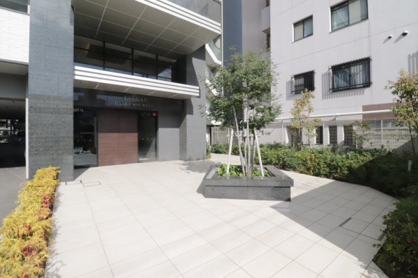 【エントランス】 | 【エントランス入口】豊かな植栽が設置されております☆白と黒を基調とした上品なデザインです！