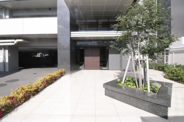 【エントランス】 | 【エントランス入口】左手には敷地内駐車場の入口が見えます！全部で18台駐車可能です◎