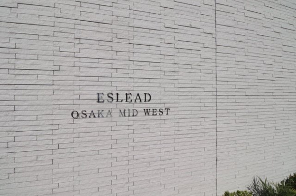 【エントランス】 | 【館銘板】白とシルバーを基調としたシンプルなデザインです☆