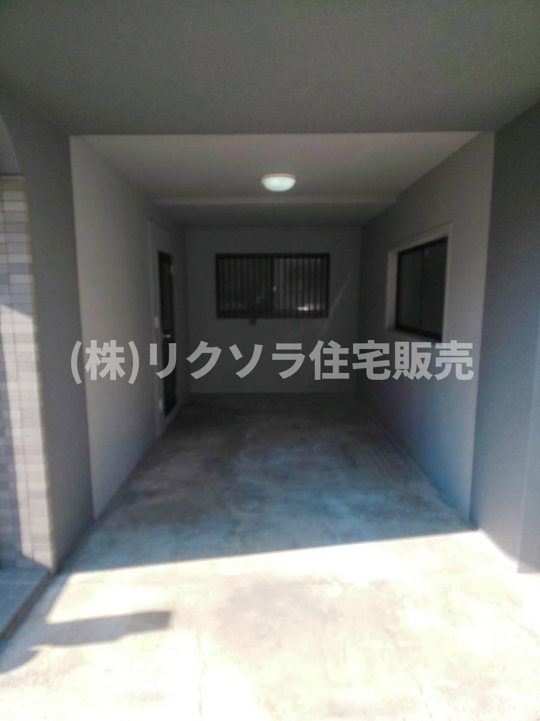 枚方市南中振2丁目　中古戸建ての駐車場|ビルトイン駐車場
■物件内覧・資金計画相談・住宅ローン相談、リフォーム相談、お問合せ受付中■
※当日・翌日のご内覧、ご相談はお電話でのお問合せがスムーズです！