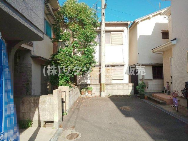 枚方市南中振2丁目　中古戸建ての前面道路含む現地写真|前面道路を含む外観　私道
■物件内覧・資金計画相談・住宅ローン相談、リフォーム相談、お問合せ受付中■
※当日・翌日のご内覧、ご相談はお電話でのお問合せがスムーズです！