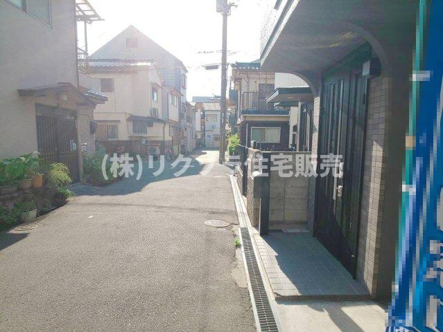 枚方市南中振2丁目　中古戸建ての前面道路含む現地写真|前面道路を含む外観　幅員4.0ｍ
■物件内覧・資金計画相談・住宅ローン相談、リフォーム相談、お問合せ受付中■
※当日・翌日のご内覧、ご相談はお電話でのお問合せがスムーズです！