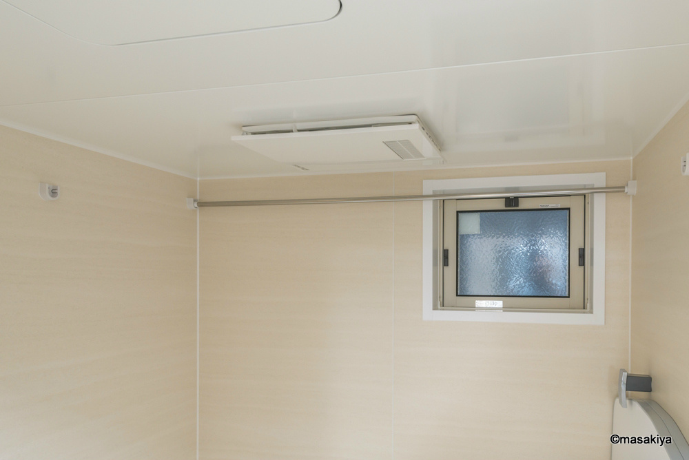 アズーリの居間・リビング|浴室乾燥機付きです。