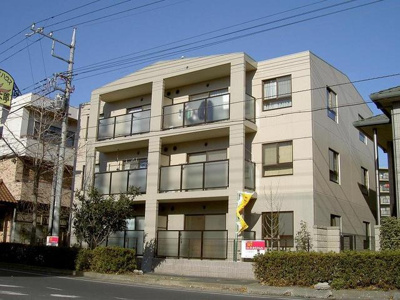 外観（鉄筋コンクリート造３階建てマンション）