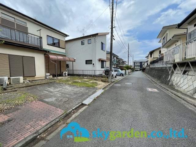 秦野市千村1丁目　売地の前面道路含む現地写真