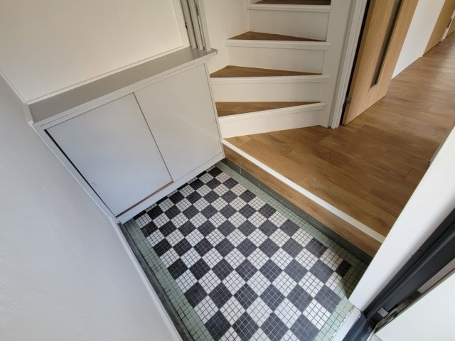 朝霧南町4丁目戸建の玄関