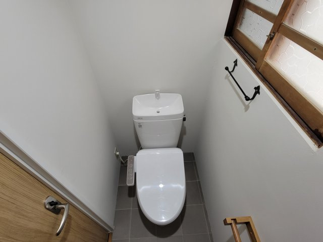 朝霧南町4丁目戸建のトイレ