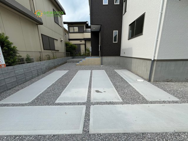 桶川市下日出谷　2期　新築一戸建て　ケイアイフィット　01の駐車場|並列2台分の駐車スペースあり(^^)/