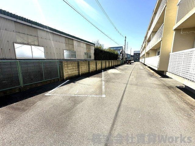 スターハイツ24の駐車場|駐車場があるので、車を買う予定の方も安心です