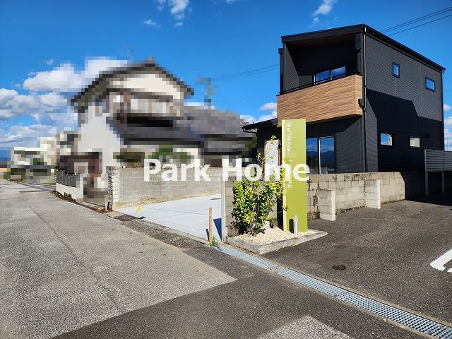 南国市田村　戸建ての前面道路含む現地写真