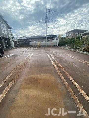 セーフハウスの駐車場