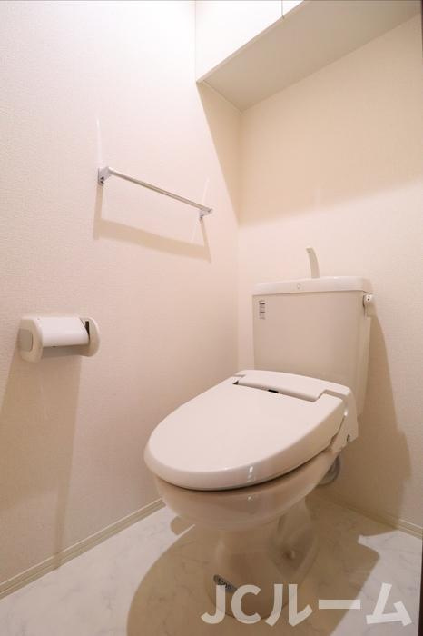 セーフハウスのトイレ|収納があるのでトイレットペーパー等を入れられます☆