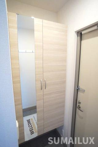熊本市東区長嶺西２丁目のアパートの玄関