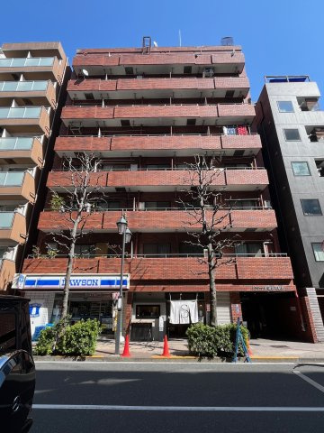 カテリーナ新宿御苑駅前の外観