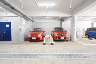 【駐車場】 | マンションの駐車場スペース。空きの有無や駐車料金、サイズ規定などについては、改めてお問い合わせください。～即日のご見学可能～　お問合せはお気軽にどうぞ。