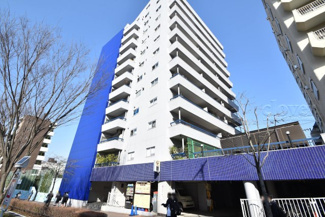 【外観】 | 手入れの行き届いた外壁やエントランスなど、「見ればわかる」レベルで清潔感を保ったマンションです。築年数を感じさせない姿で皆様をお出迎えします。～即日のご見学可能～　お問合せはお気軽にどうぞ。