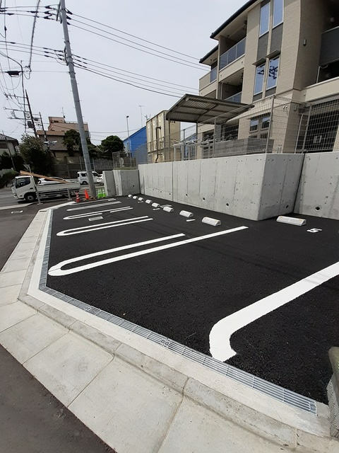 グリシーヌの駐車場