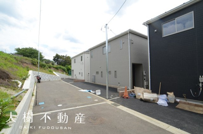 【前面道路含む現地写真】 | 海老名市上今泉４丁目　新築戸建て 全3棟　【仲介手数料無料】