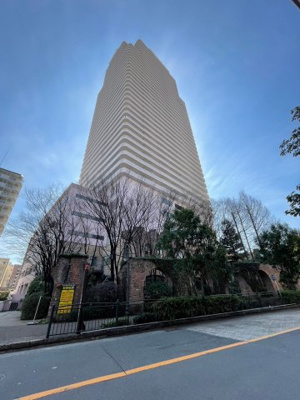 【外観】 | リバーカントリーガーデン京橋 | 27階の南向きで、通風・眺望良好！24時間管理で安心の防犯体制も整っています。リフォームは2024年3月末に完成予定！京橋駅からは徒歩5分とアクセスも便利で、周辺にはお買い物施設も充実していますよ。