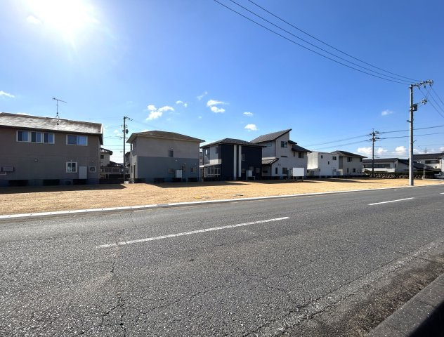 里見分譲地の前面道路含む現地写真