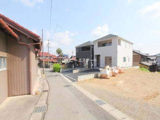 【前面道路含む現地写真】