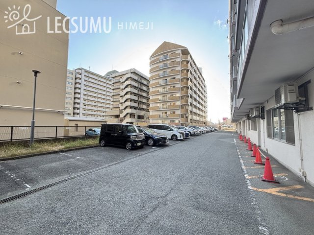 藤和しらさぎハイタウンA棟の駐車場