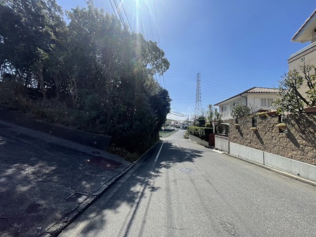 岸和田市岡山町　建築条件なし土地の前面道路含む現地写真