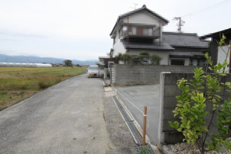 南国市田村乙　中古戸建　（未入居物件）の前面道路含む現地写真