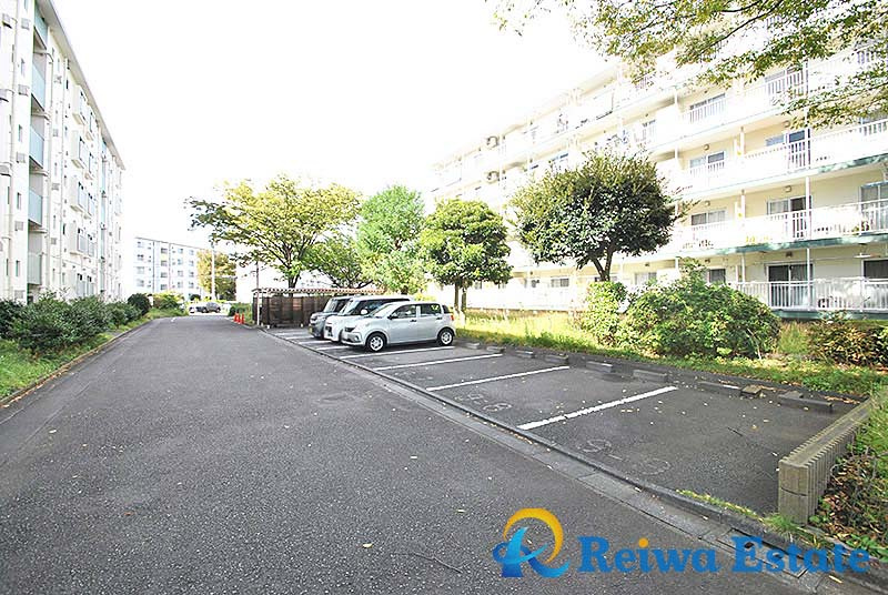 藤沢市大庭の中古マンションの駐車場