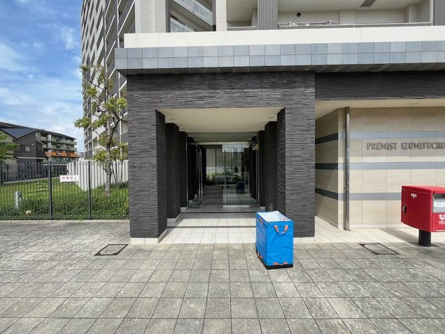 プレミスト和泉府中のエントランス