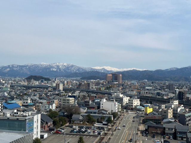 プチアベニュー和田東の展望|四季折々の山々の景色や、夏場には花火鑑賞も可能です！１０階最上階の特権ともいうべき、この眺望はお金では買えませんね！プレミア級の価値ですよ(*^_^*)