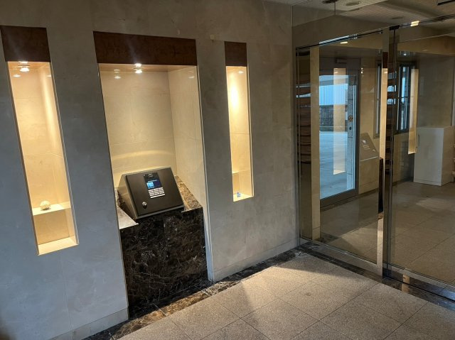 プチアベニュー和田東のエントランス|オートロックセキュリティの掛かったエントランスです。お掃除を行き届き、高級感あるエントランスの造りはマンショングレードの象徴です