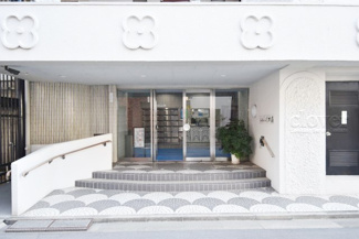 【エントランス】 | お客様を、そして住人を出迎えてくれるマンションのエントランス。ゴミが落ちていないことからも、管理状態の良さや住民の節度の高さが見て取れます。～即日のご見学可能～　お問合せはお気軽にどうぞ。