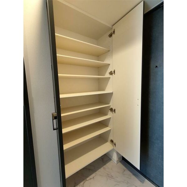 S-RESIDENCE城東SEVERの玄関