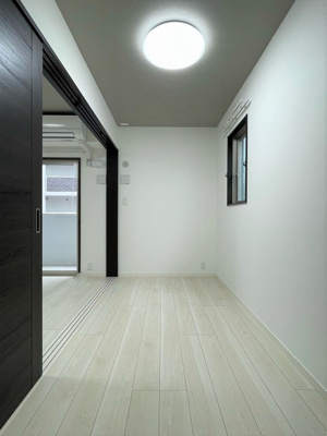 【洋室】 | KL TOJIN WEST | 別号室の写真になります。現況優先。