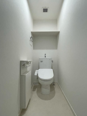 【トイレ】 | KL TOJIN WEST | 別号室の写真になります。現況優先。