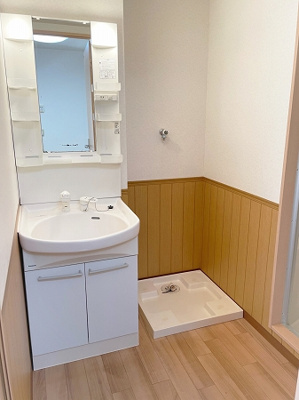 【洗面所】 | コート・エスポワール | 【コート・エスポワール】ヘアーセットに便利なシャワー付き洗面台です♪