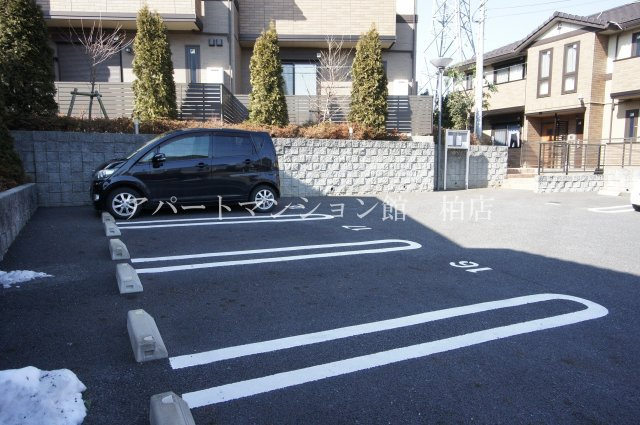 エクセレントヒルⅡ棟の駐車場
