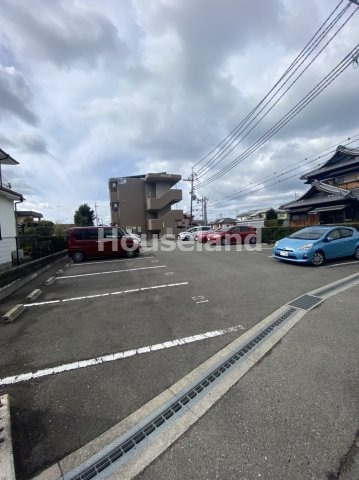 カルム宮の駐車場