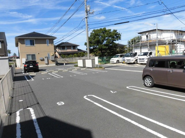 アロームA棟の駐車場