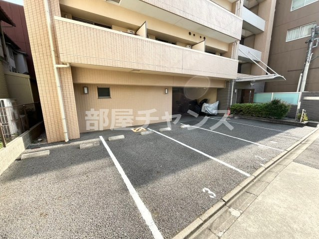 クレシェール大須の駐車場