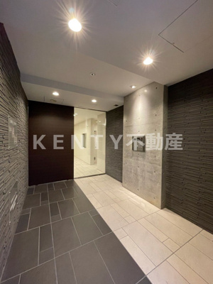 【エントランス】 | アットホームレジデンス | 清潔なエントランスです