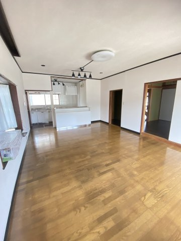 16帖LDK！アルク・郵便局近くの全室洋室戸建て賃貸の居間・リビング
