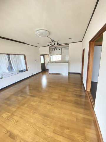 16帖LDK！アルク・郵便局近くの全室洋室戸建て賃貸の居間・リビング