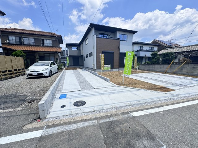 新築　高崎市下小鳥町9期　1号棟の駐車場|現地写真　駐車スペースは縦列駐車になりますが、2台駐車可能です。
