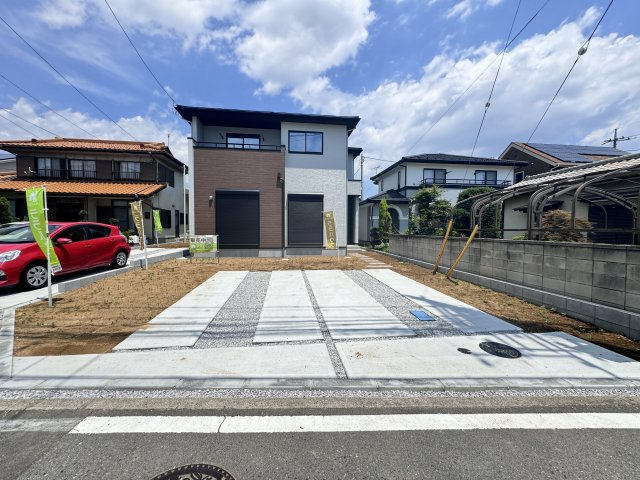 新築　高崎市下小鳥町9期　2号棟の駐車場|現地写真　駐車スペースは並列2台分可能です！
　
