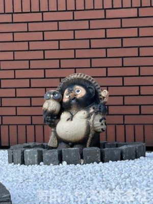 【外観】 | メゾンアリダ | 建物正面のたぬきの置物がかわいいです☆