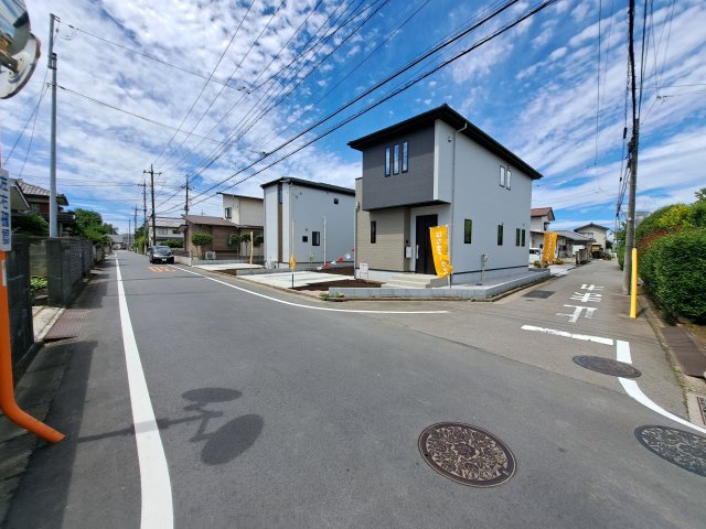 新築　前橋市下新田町8期　1号棟の前面道路含む現地写真|北側接道幅員約4ｍ　東側接道幅員約6ｍ
