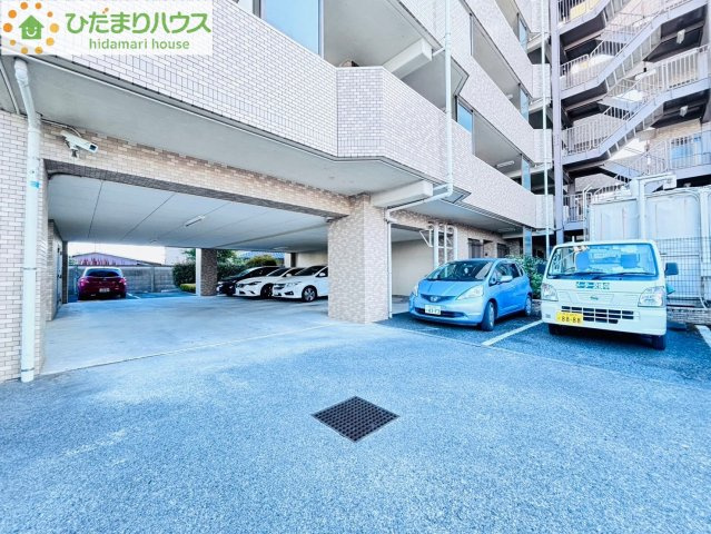 ローヤルシティ鴻巣の駐車場